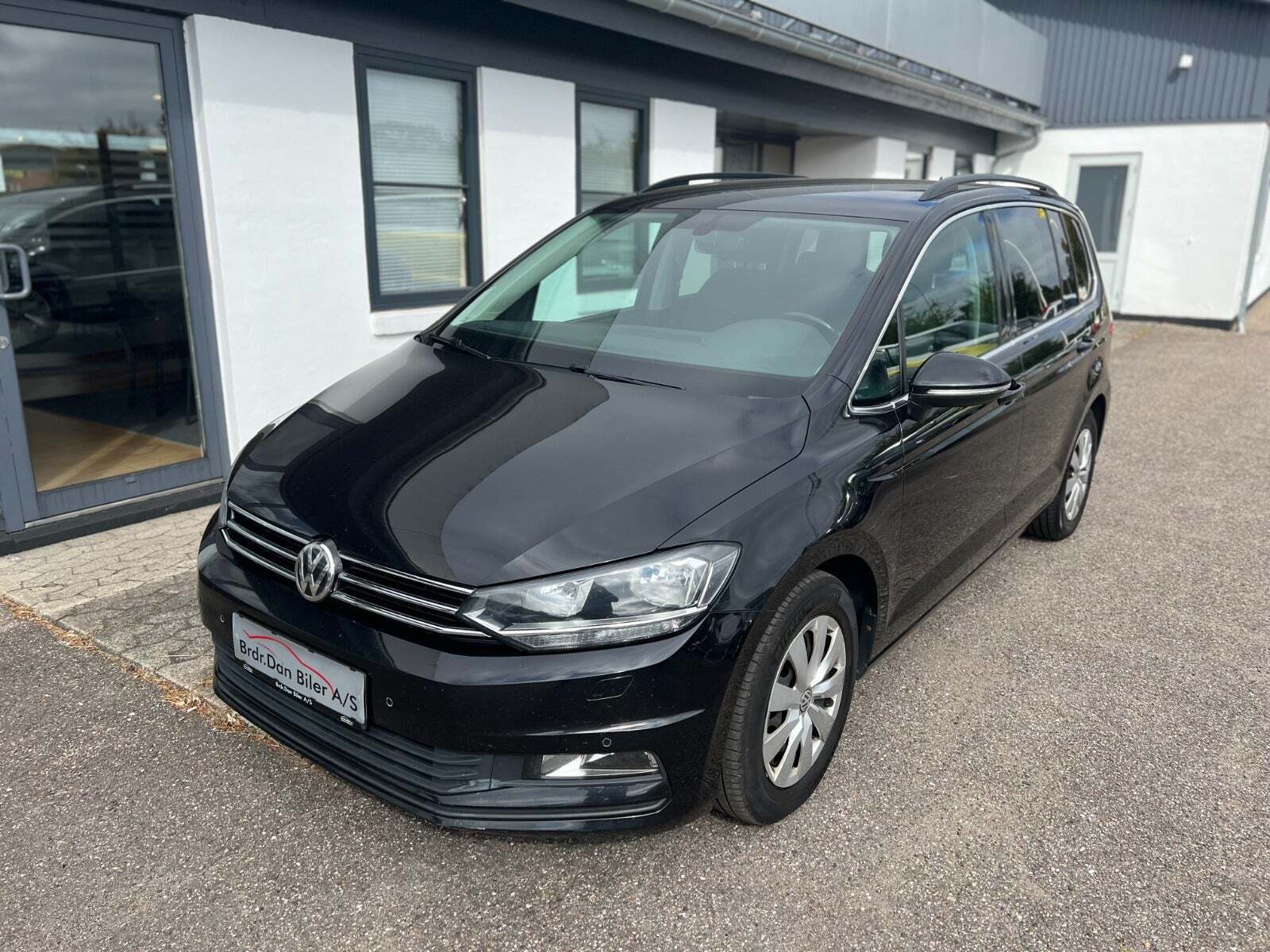 Sort VW Touran fra 2017 set udefra