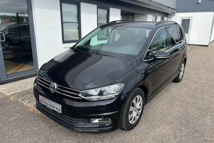 Sort VW Touran fra 2017 set udefra