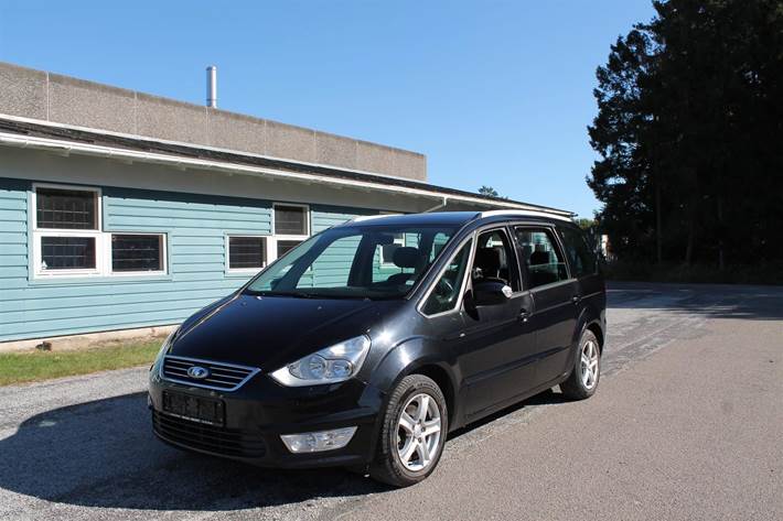 Sort Ford Galaxy fra 2011 set udefra
