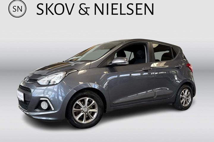 Grå Hyundai i10 fra 2014 set udefra