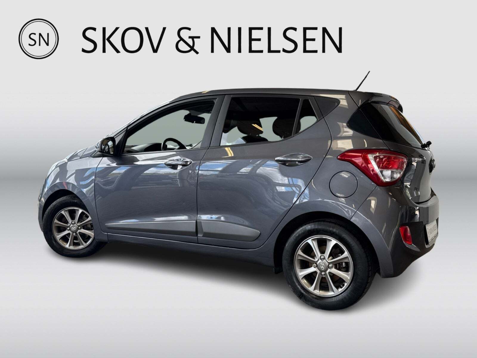 Grå Hyundai i10 fra 2014