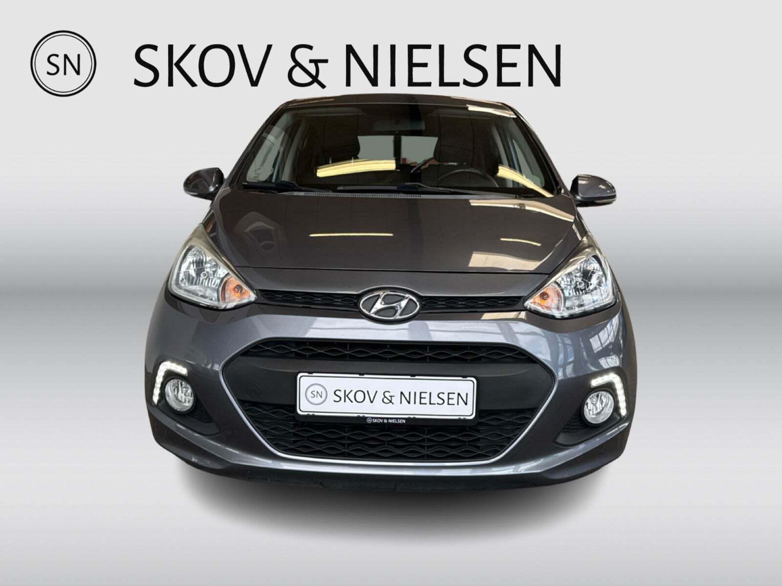 Grå Hyundai i10 fra 2014