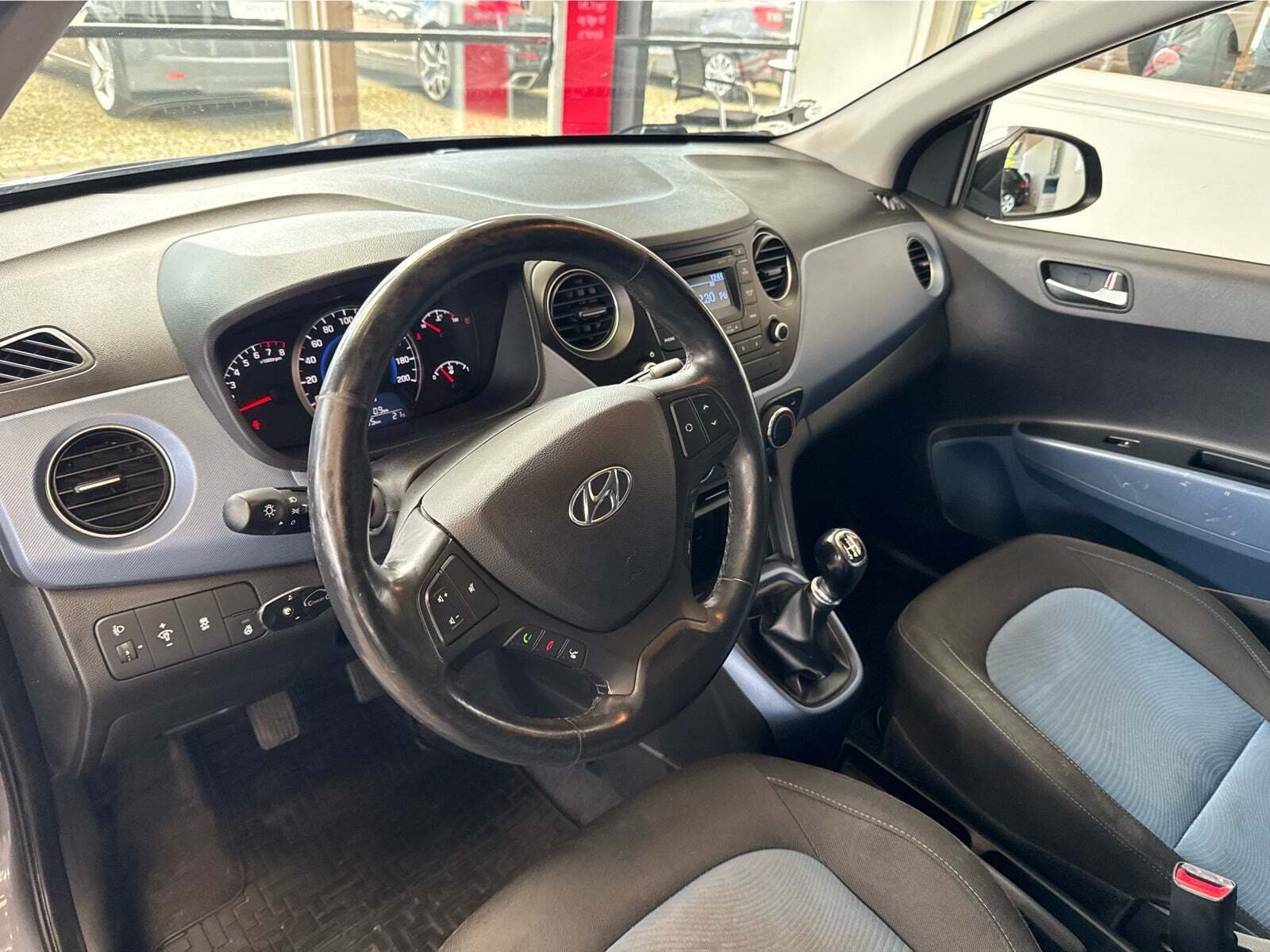 Grå Hyundai i10 fra 2014 set indefra