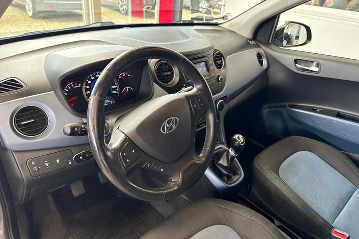 Grå Hyundai i10 fra 2014 set indefra