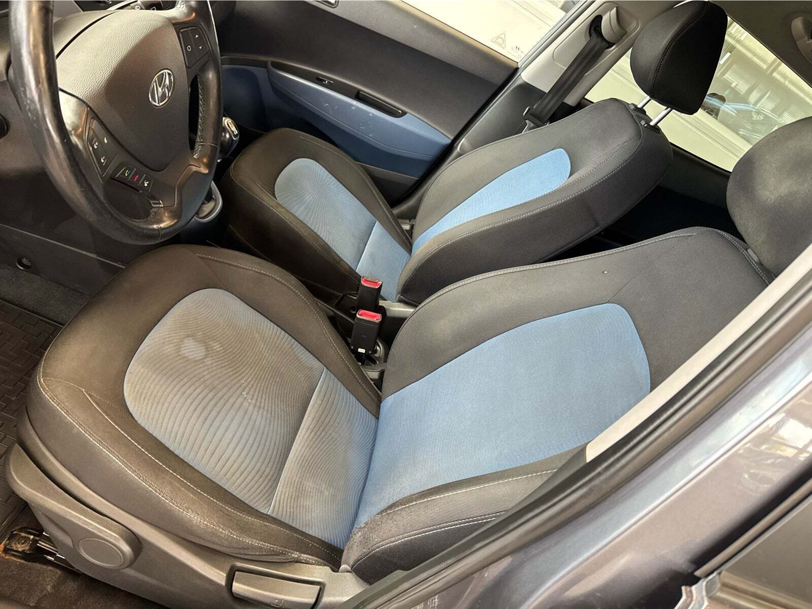 Grå Hyundai i10 fra 2014 set indefra