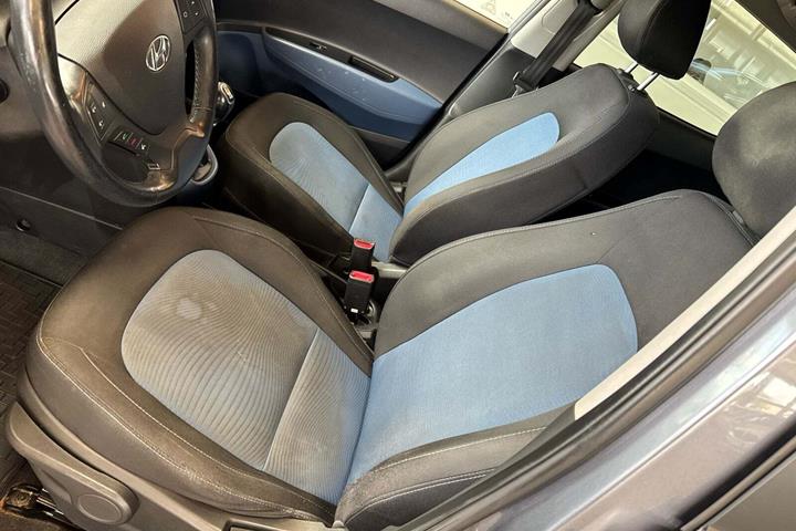 Grå Hyundai i10 fra 2014 set indefra