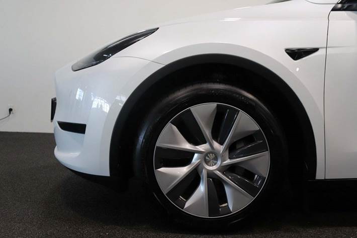 Hvid Tesla Model Y fra 2023