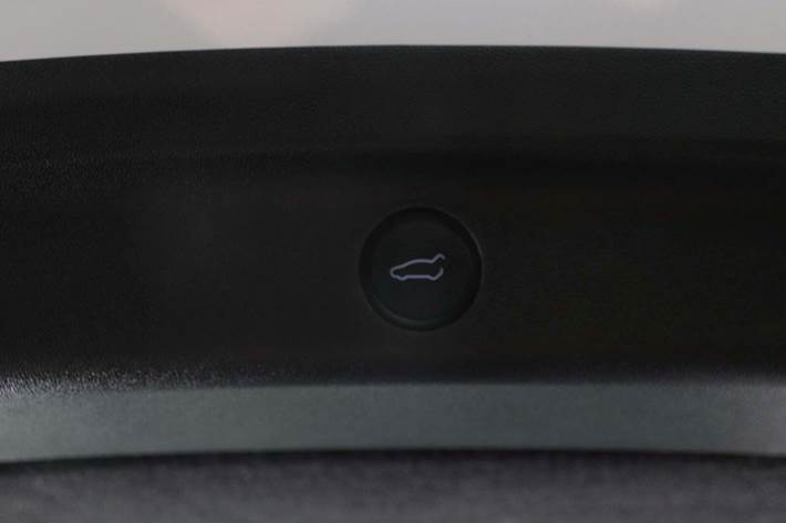 Hvid Tesla Model Y fra 2023