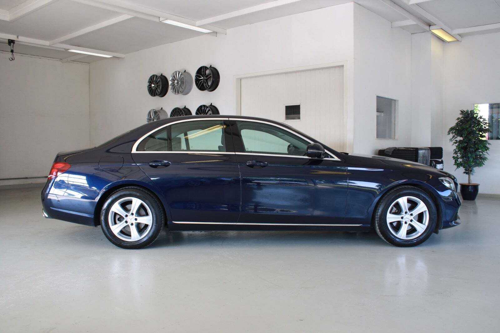 Grå Mercedes E200 fra 2017