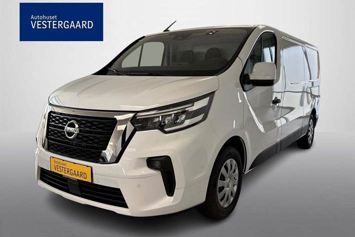Hvid Nissan Primastar fra 2024 set udefra
