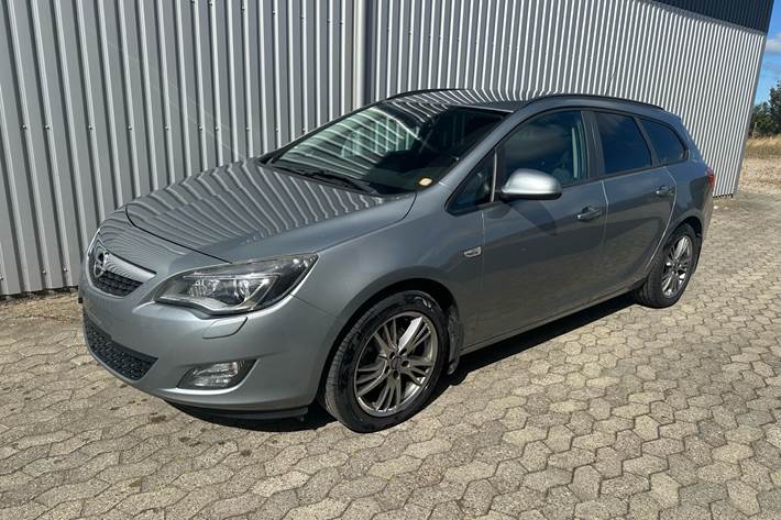 Grå Opel Astra fra 2011 set udefra