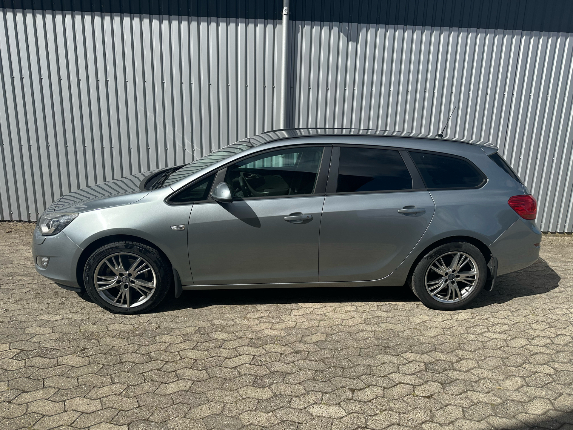 Grå Opel Astra fra 2011
