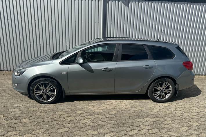 Grå Opel Astra fra 2011