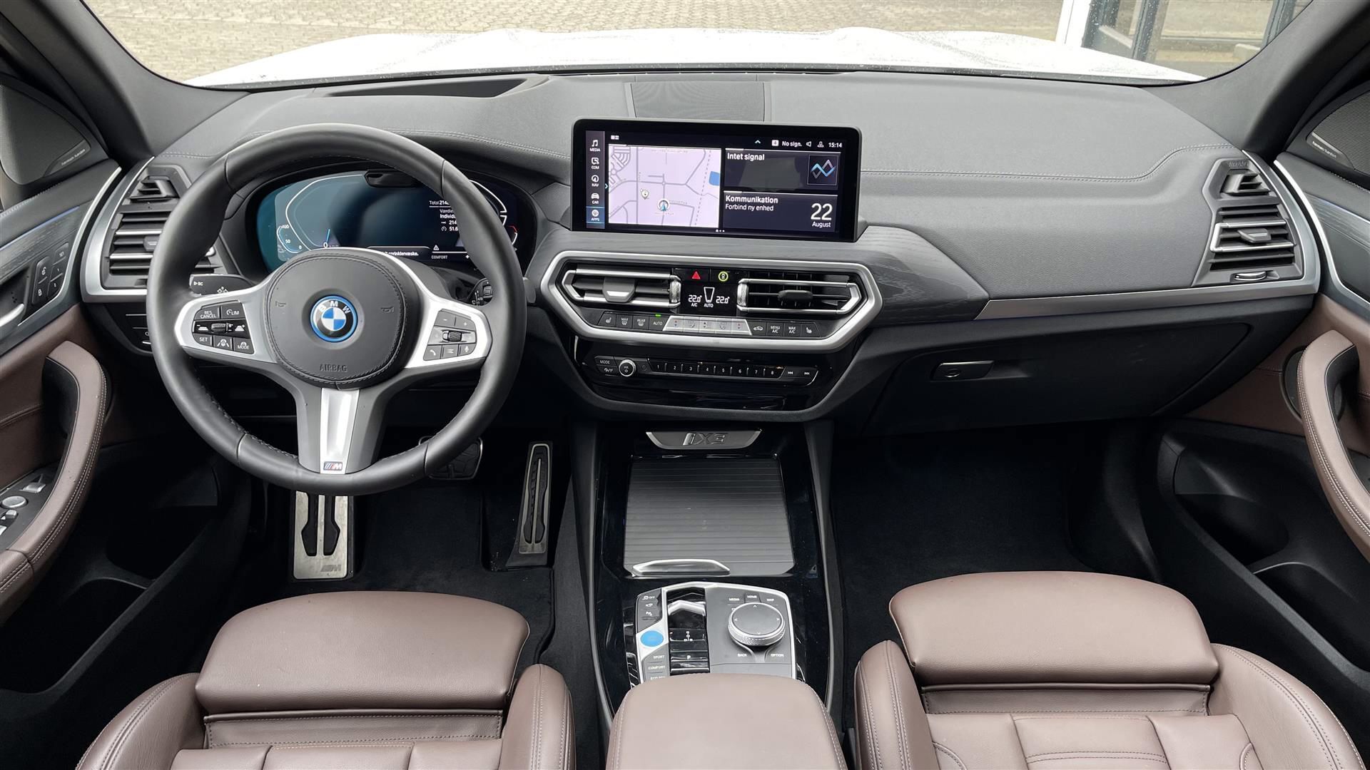 Hvid BMW iX3 fra 2024 set indefra