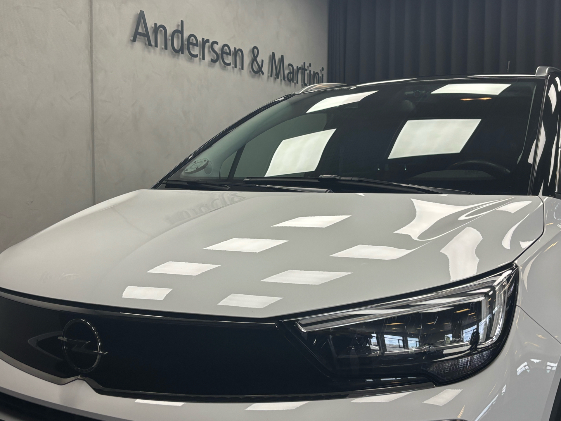 Hvid Opel Crossland fra 2021