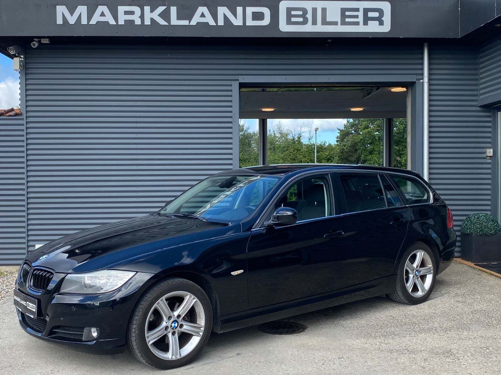 Sort BMW 316d fra 2011 set udefra