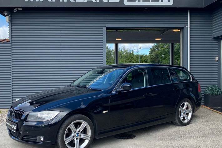 Sort BMW 316d fra 2011 set udefra