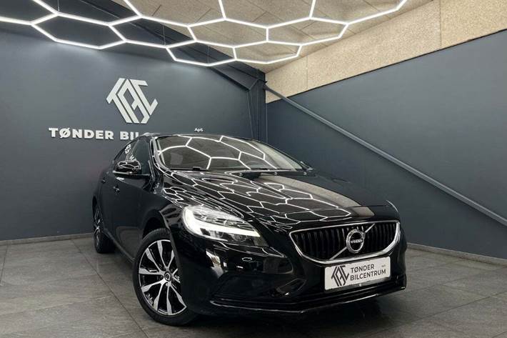 Sort Volvo V40 fra 2019 set udefra