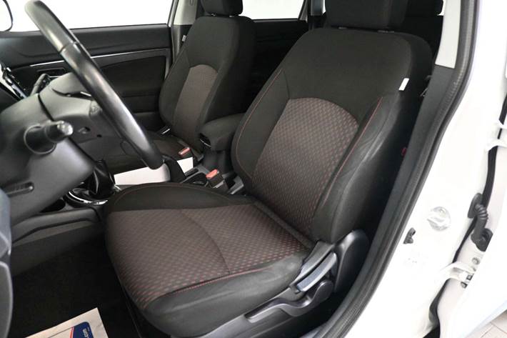 Hvid Mitsubishi ASX fra 2017 set indefra