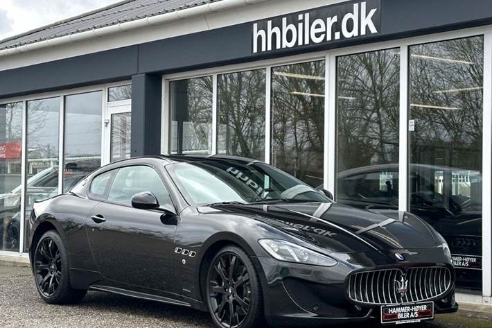 Sort Maserati Granturismo fra 2013 set udefra