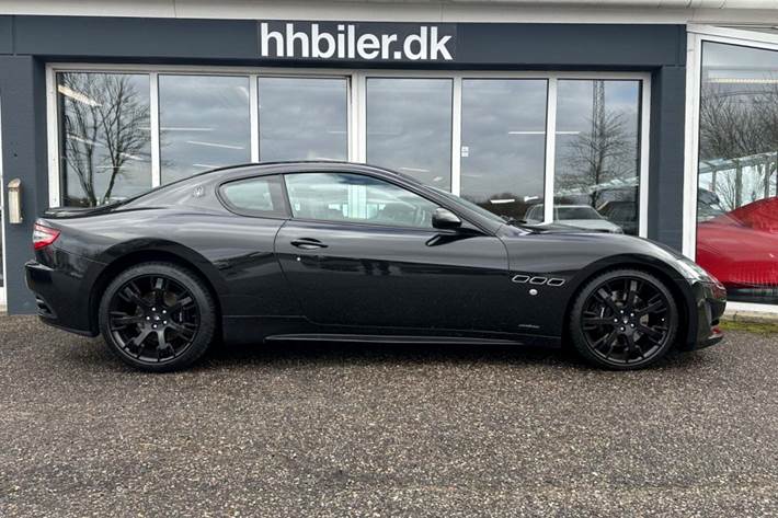 Sort Maserati Granturismo fra 2013 set udefra