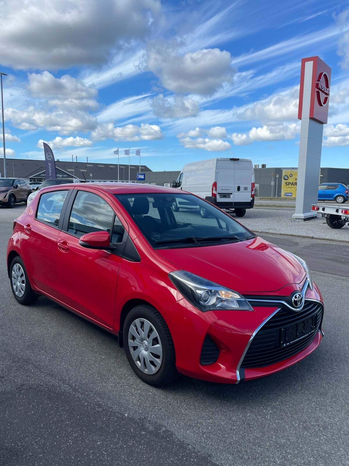 Rød Toyota Yaris fra 2015