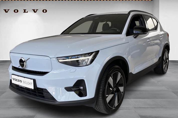 Blå Volvo EX40 fra 2024 set udefra