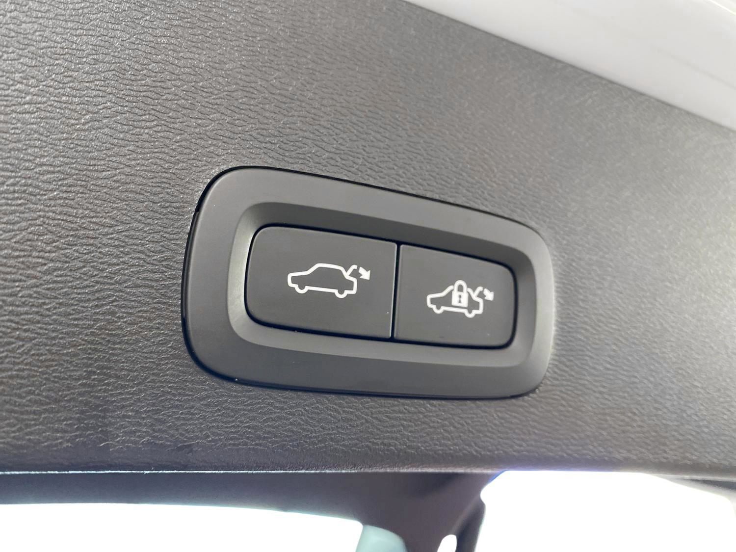 Blå Volvo EX40 fra 2024