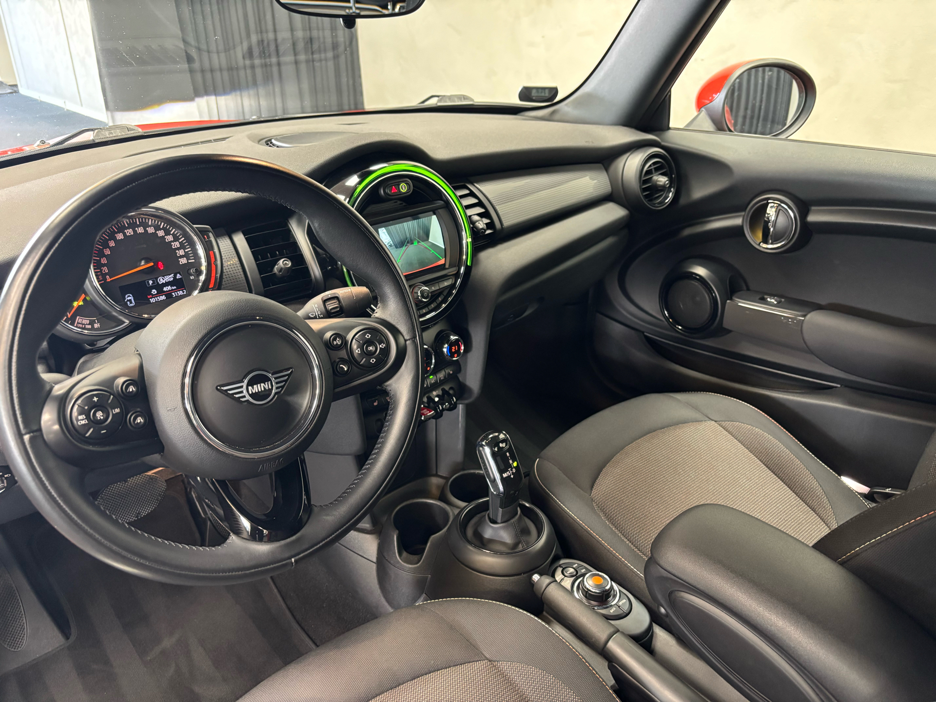 Rød Mini Cooper fra 2019 set indefra