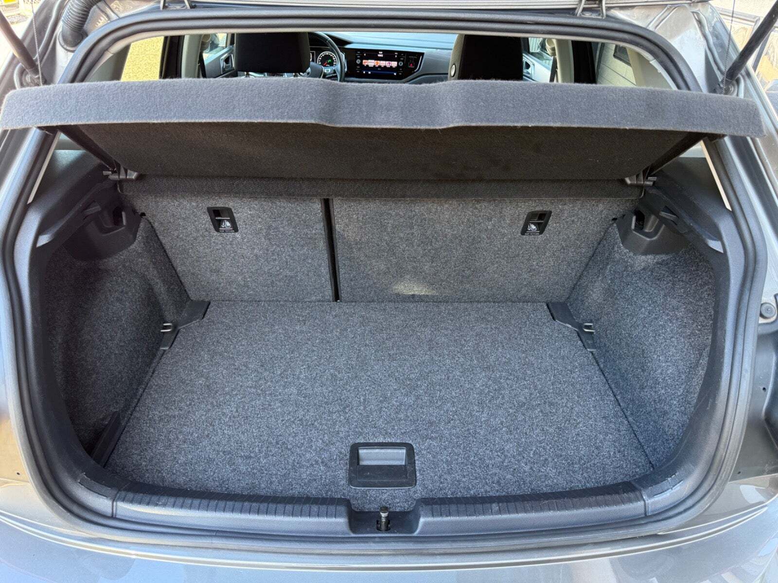 Grå VW Polo fra 2019