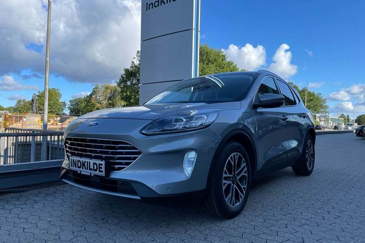 Grå Ford Kuga fra 2020 set udefra