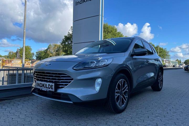 Grå Ford Kuga fra 2020 set udefra