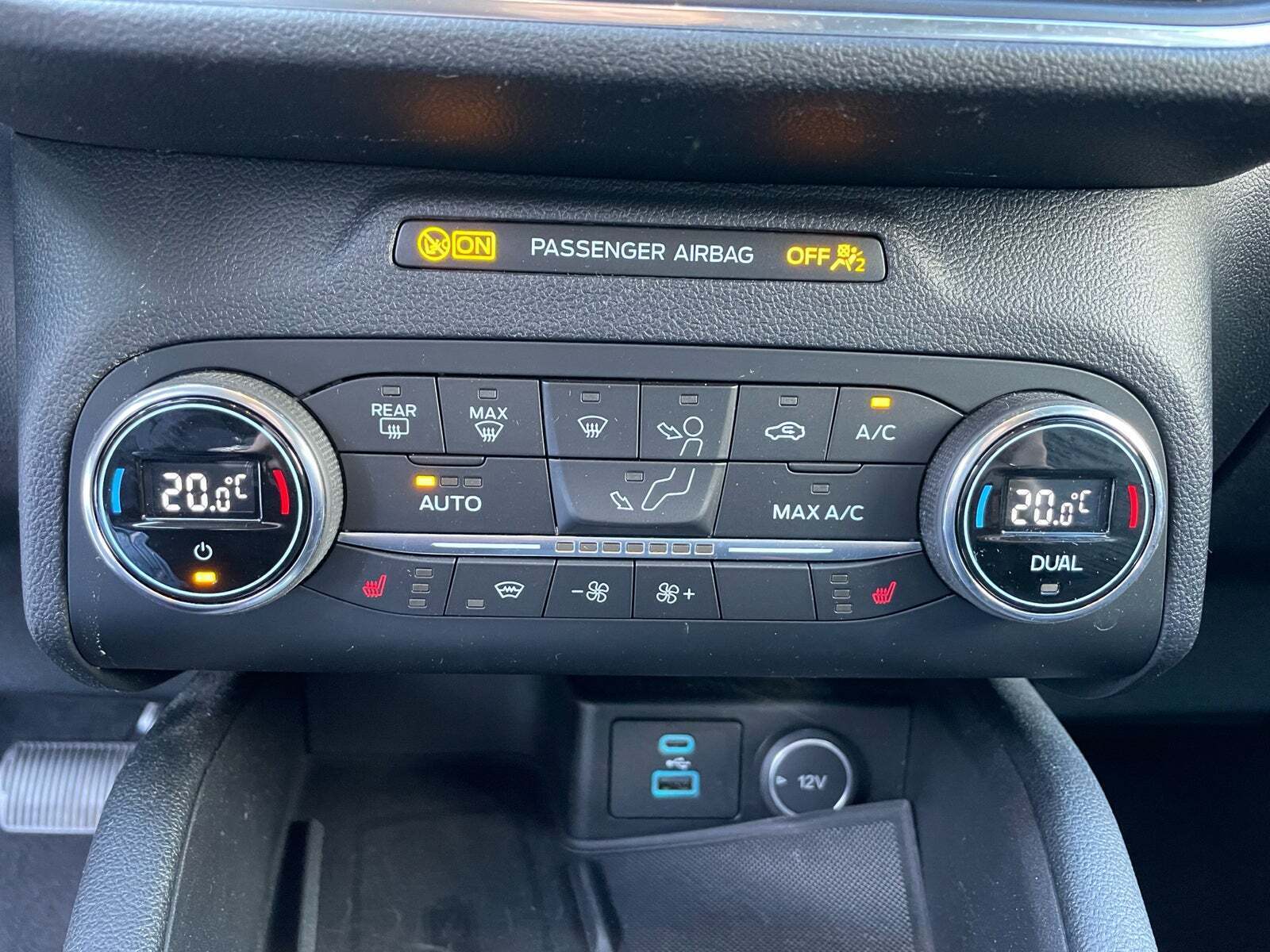 Grå Ford Kuga fra 2020