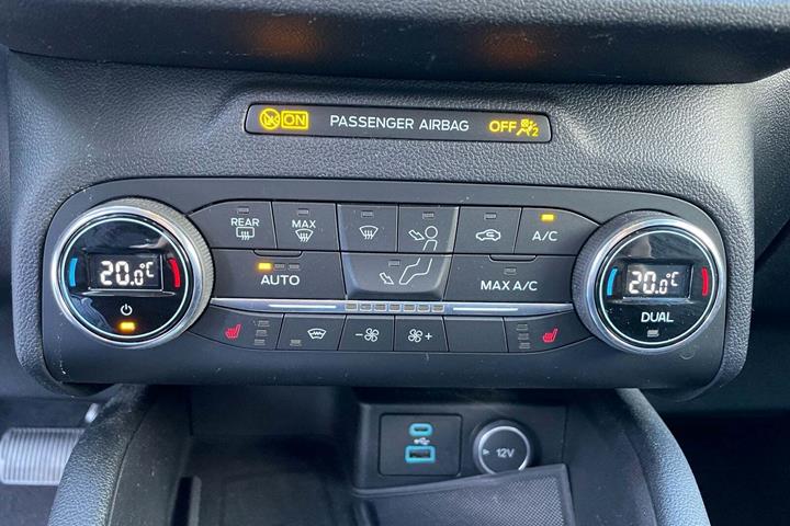 Grå Ford Kuga fra 2020