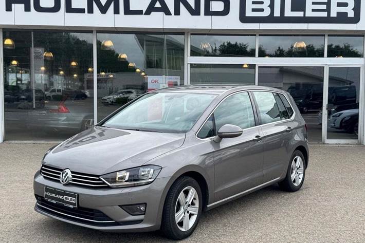 Grå VW Golf Sportsvan fra 2015 set udefra