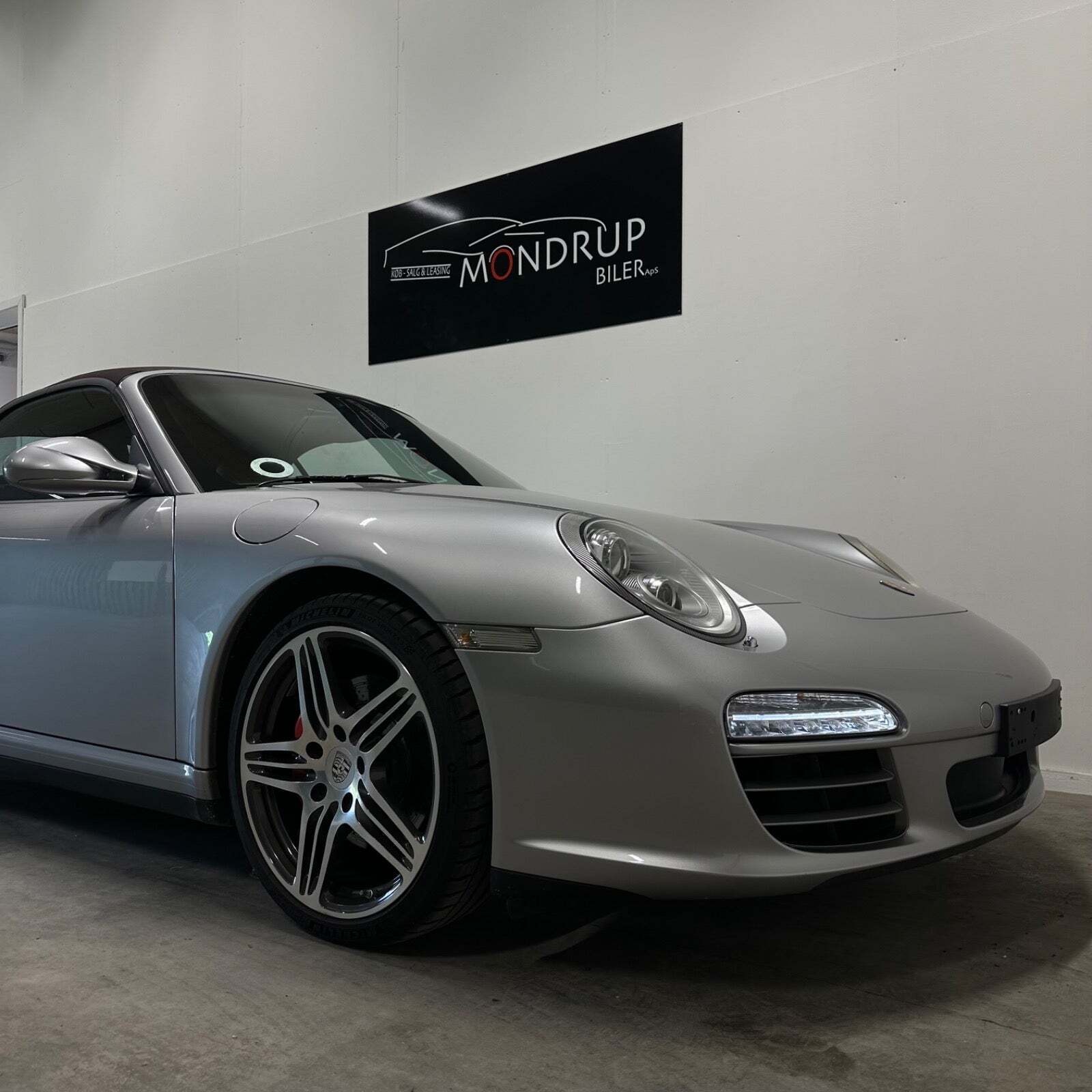 Sølv Porsche 911 Carrera 4S fra 2010