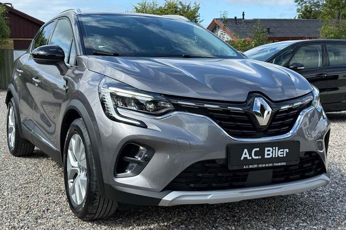 Grå Renault Captur fra 2020 set udefra