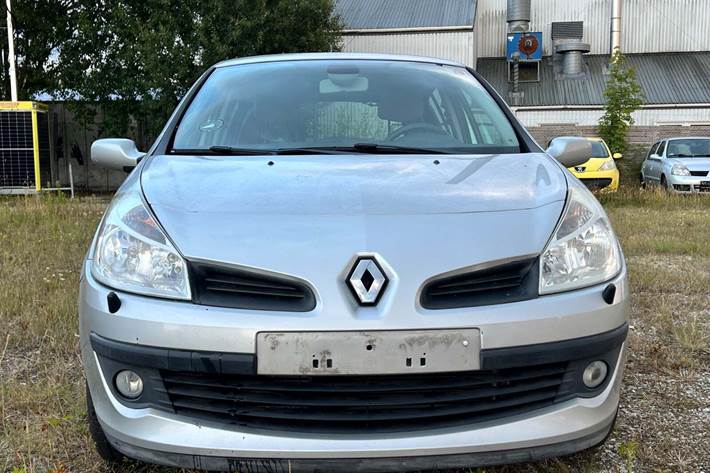 Sølv Renault Clio III fra 2008 set udefra