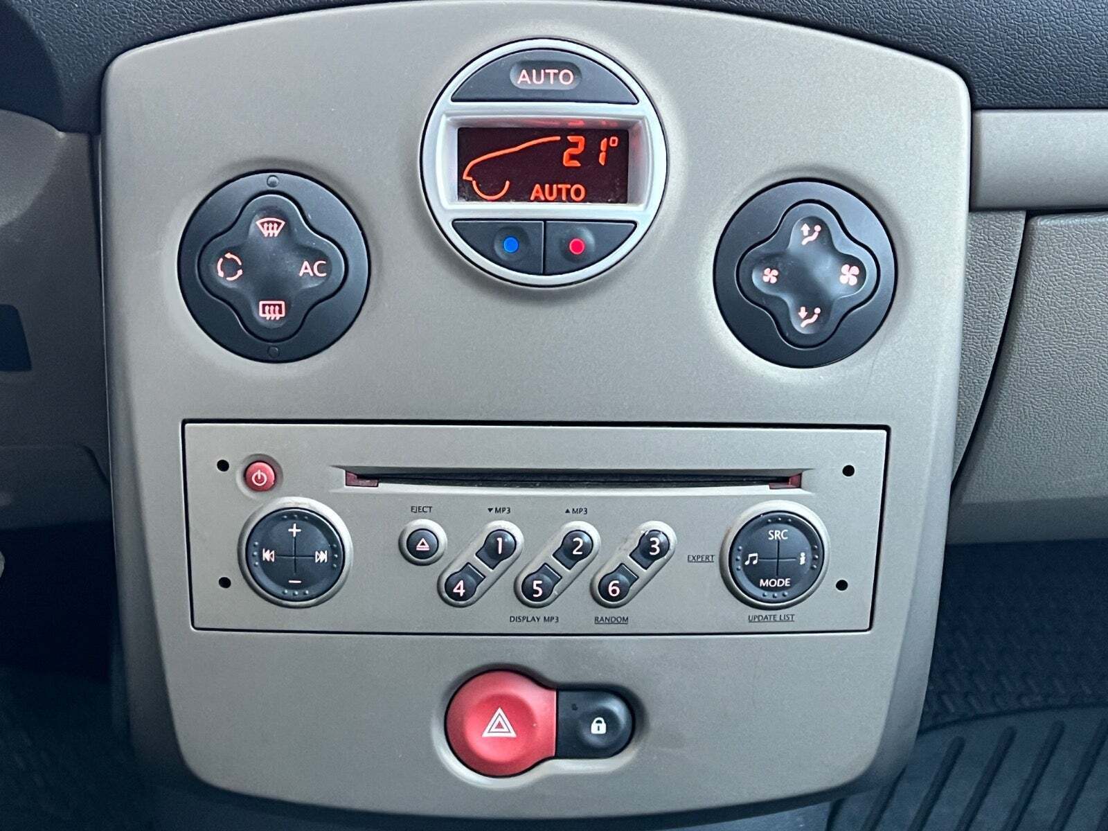 Sølv Renault Clio III fra 2008 set indefra