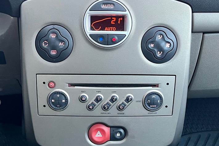 Sølv Renault Clio III fra 2008 set indefra