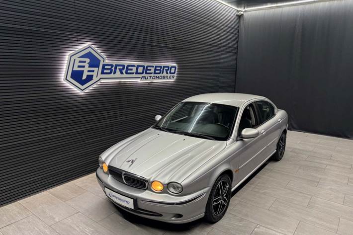 Sølv Jaguar X-type fra 2003 set udefra
