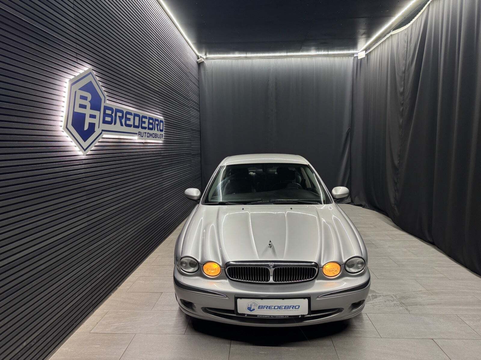 Sølv Jaguar X-type fra 2003 set udefra