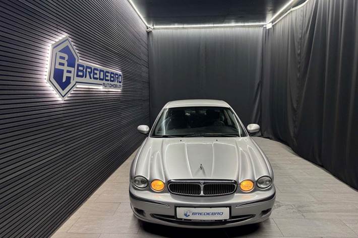 Sølv Jaguar X-type fra 2003 set udefra