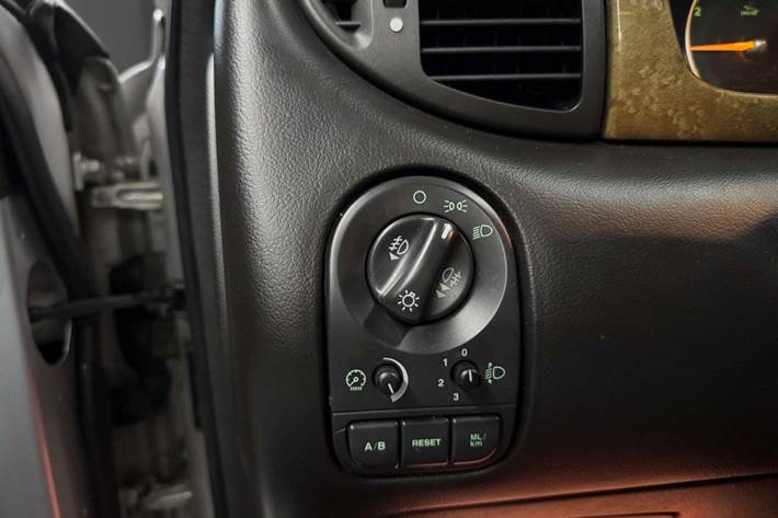 Sølv Jaguar X-type fra 2003 set indefra