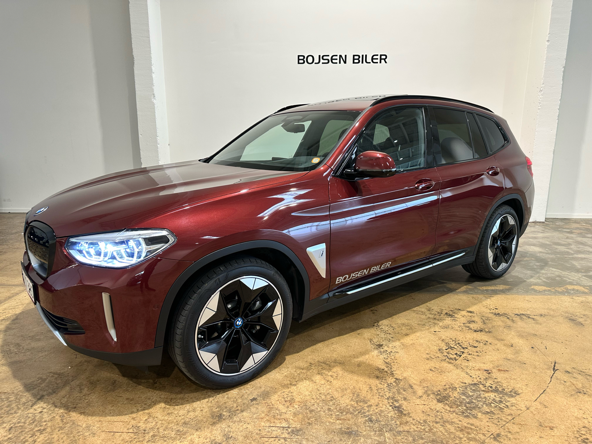 Rød BMW iX3 fra 2021 set udefra