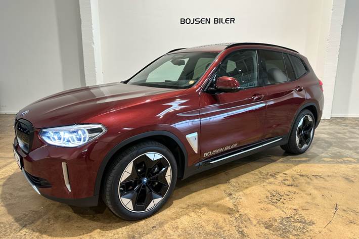 Rød BMW iX3 fra 2021 set udefra