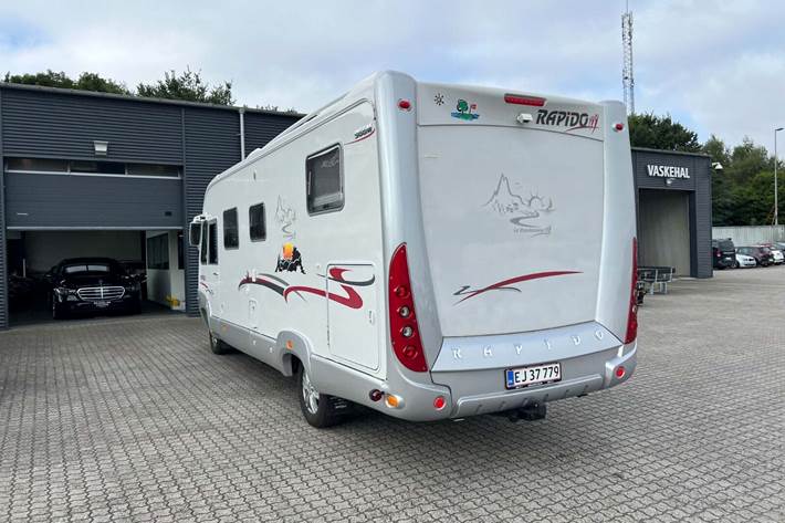 Hvid Mercedes Rapido 996M fra 2008 set udefra