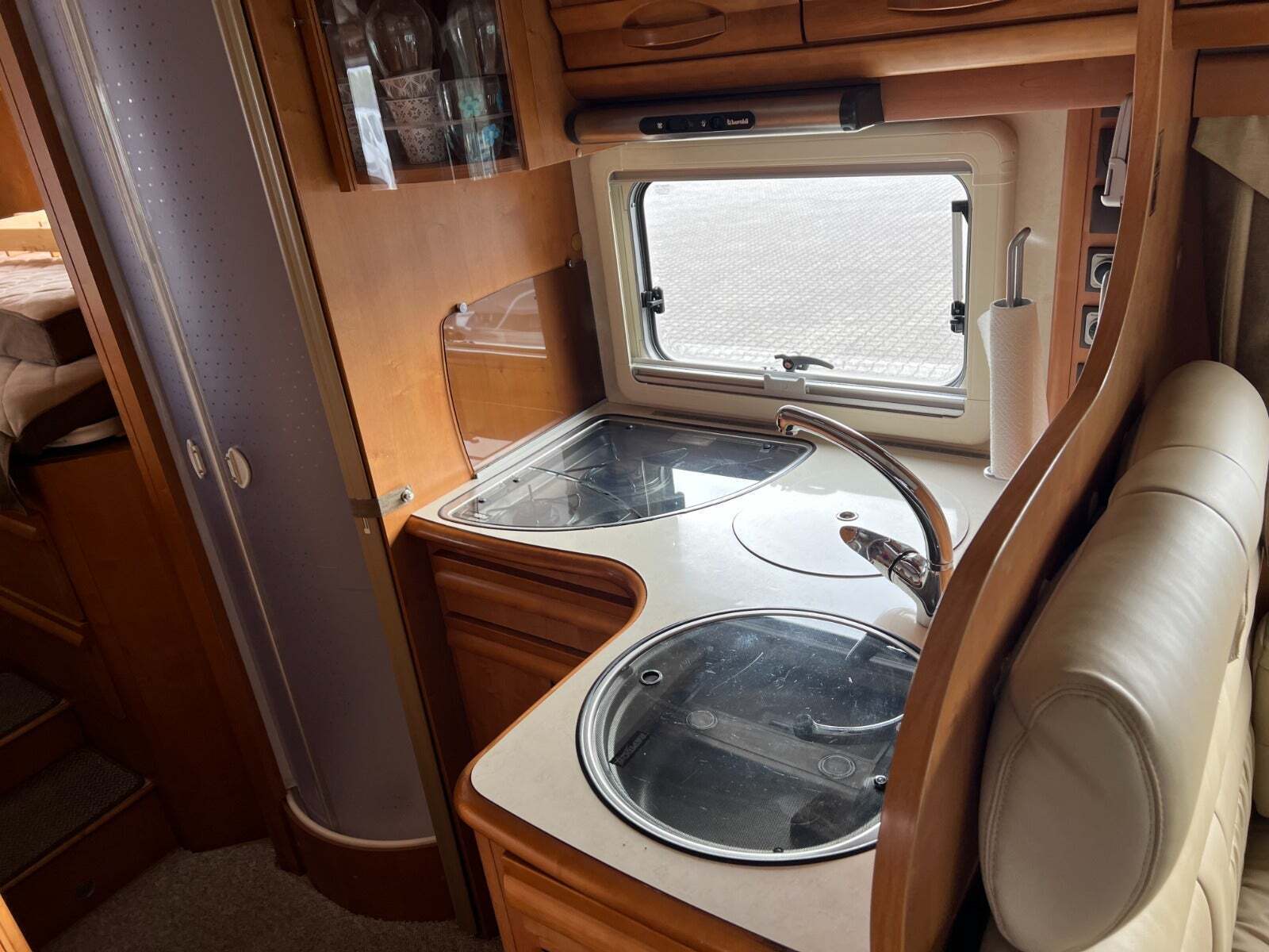 Hvid Mercedes Rapido 996M fra 2008 set udefra