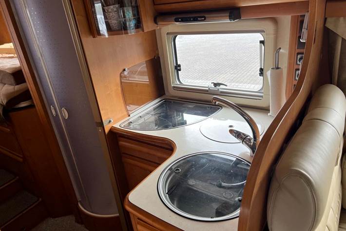 Hvid Mercedes Rapido 996M fra 2008 set udefra