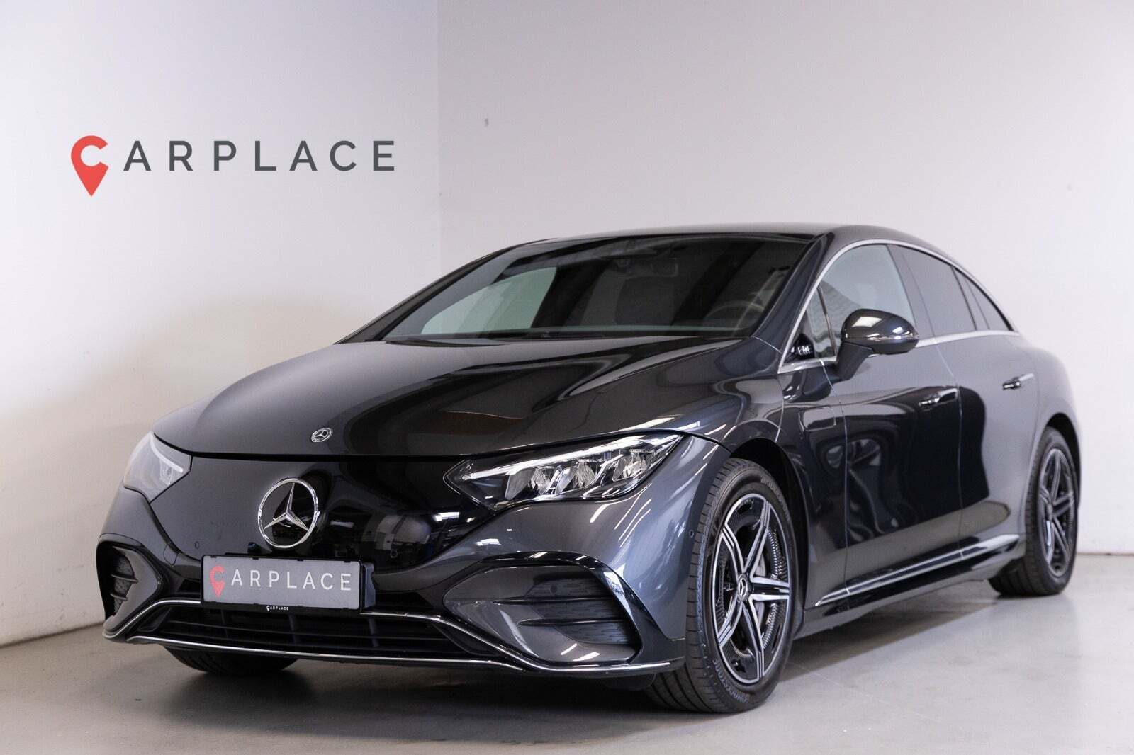 Grå Mercedes EQE350 fra 2024 set udefra